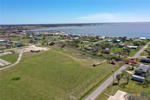 504 S 4th St, Seadrift, TX 77983