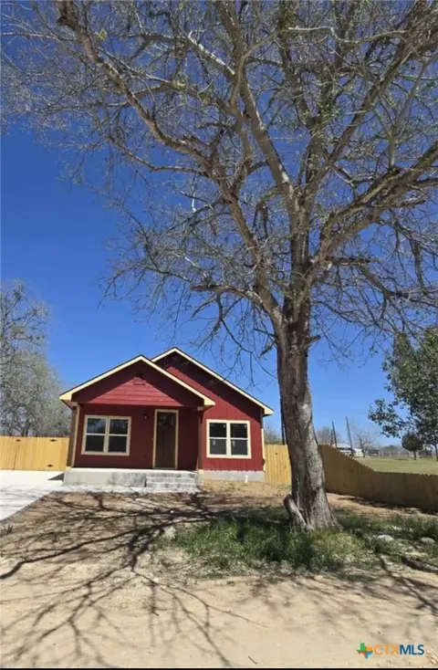 410 W Trinity St, Luling, TX 78648