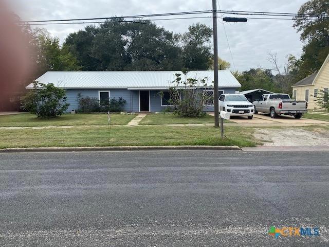 615 Hoskins Broadway St, El Campo, TX 77437