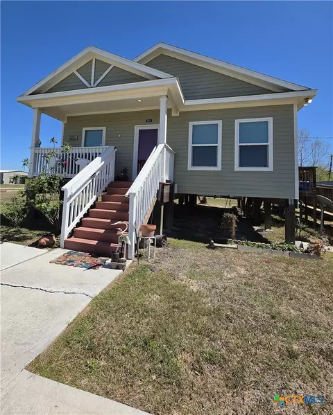 501 S 13th St, Seadrift, TX 77983