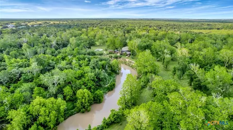 000 San Antonio River Rd, Victoria, TX 77905