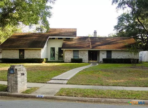 306 Woodway Dr, Victoria, TX 77904