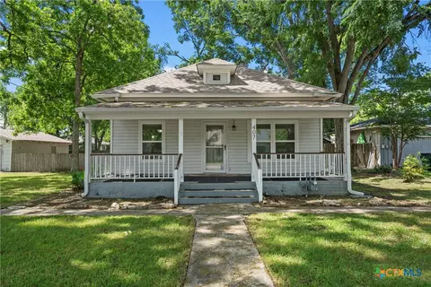 Exterior - 407 E 7th St, Cameron, TX 76520 photo 1 of 8