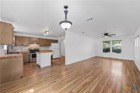 Living - 407 E 7th St, Cameron, TX 76520 photo 2 of 7