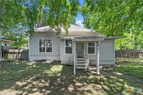 Exterior - 407 E 7th St, Cameron, TX 76520 photo 5 of 8