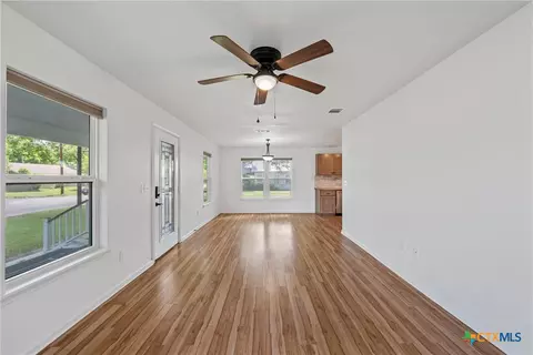 Living - 407 E 7th St, Cameron, TX 76520 photo 4 of 7