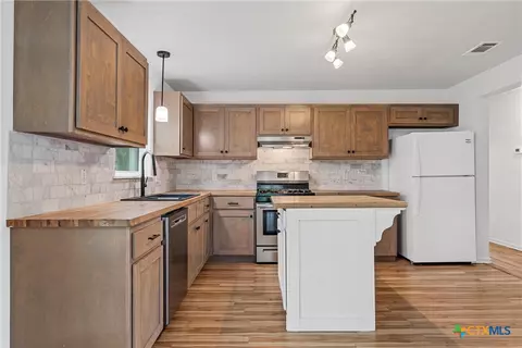Kitchen - 407 E 7th St, Cameron, TX 76520 photo 2 of 4