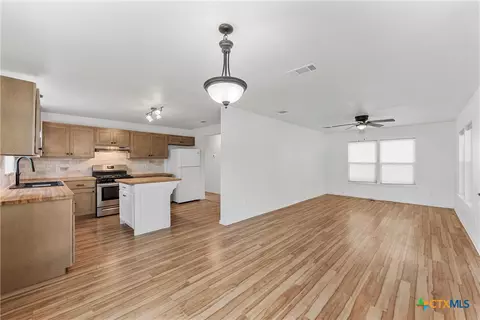 Living - 407 E 7th St, Cameron, TX 76520 photo 1 of 7