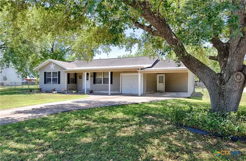 207 River St, Hallettsville, TX 77964