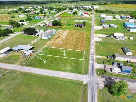 1303 Bill Tindall Dr, Seadrift, TX 77983