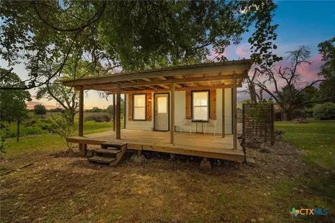 10843 Us Highway 90, Harwood, TX 78632