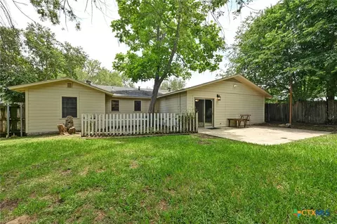 Exterior - 201 Hillcrest Dr, Luling, TX 78648 photo 6 of 9