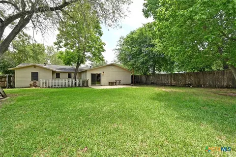 Exterior - 201 Hillcrest Dr, Luling, TX 78648 photo 5 of 9