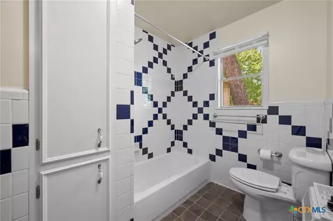 Bath - 201 Hillcrest Dr, Luling, TX 78648 photo 3 of 3