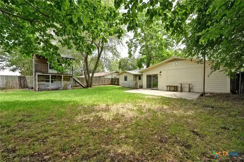 Exterior - 201 Hillcrest Dr, Luling, TX 78648 photo 4 of 9