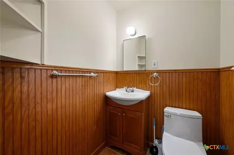 Bath - 201 Hillcrest Dr, Luling, TX 78648 photo 1 of 3