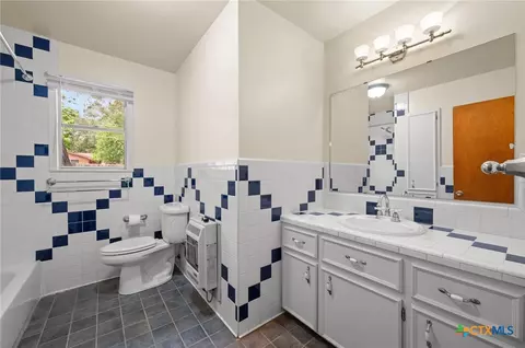 Bath - 201 Hillcrest Dr, Luling, TX 78648 photo 2 of 3