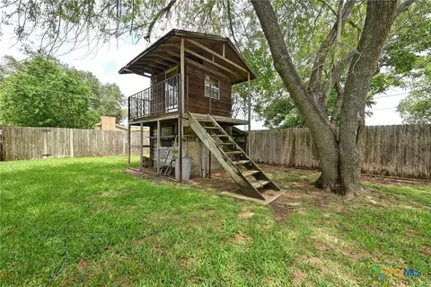 Exterior - 201 Hillcrest Dr, Luling, TX 78648 photo 8 of 9