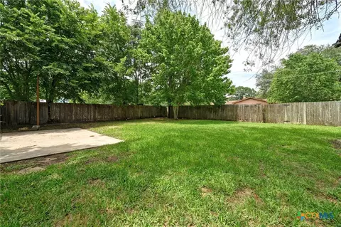Exterior - 201 Hillcrest Dr, Luling, TX 78648 photo 7 of 9