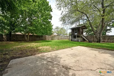 Exterior - 201 Hillcrest Dr, Luling, TX 78648 photo 3 of 9