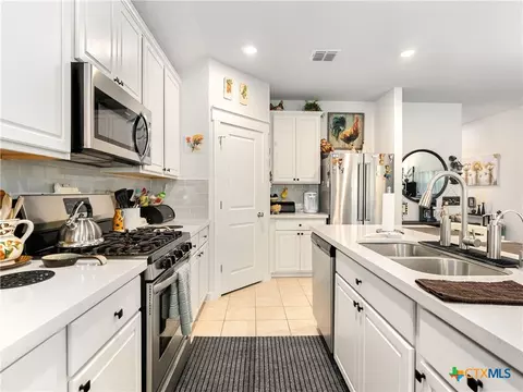 Kitchen - 10744 Rosalina Loop, Converse, TX 78109 photo 3 of 3