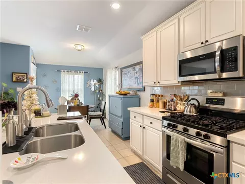 Kitchen - 10744 Rosalina Loop, Converse, TX 78109 photo 2 of 3