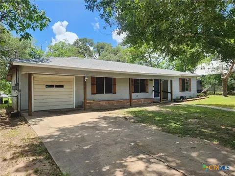 325 Montgomery St, Yoakum, TX 77995