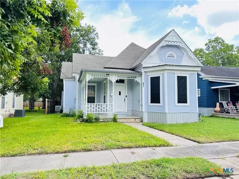 207 Schrimsher St, Yoakum, TX 77995