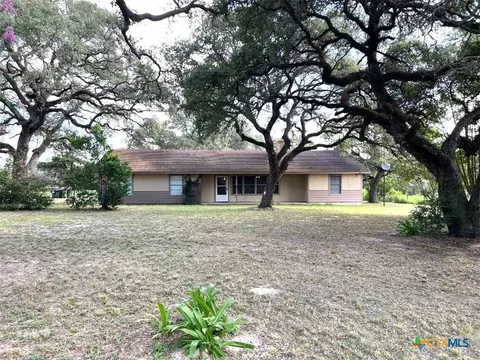 11469 Fm 822, Edna, TX 77957
