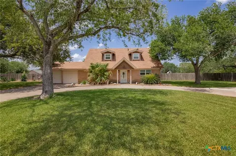 611 E Purisima St, Refugio, TX 78377