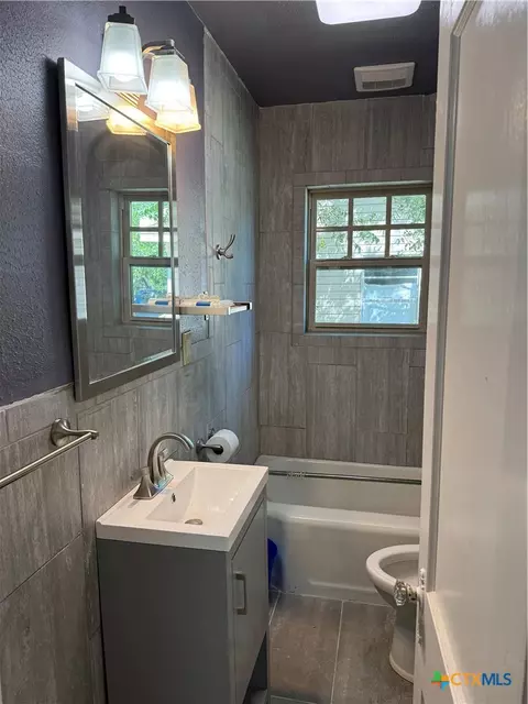 Bath - 602 E 606 E Clayton St, Cuero, TX 77954 photo 5 of 5