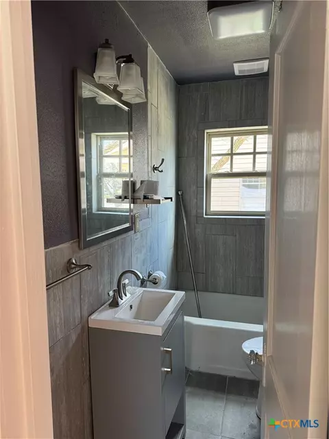 Bath - 602 E 606 E Clayton St, Cuero, TX 77954 photo 2 of 5