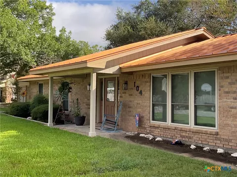 104 Mraz St, Yoakum, TX 77995