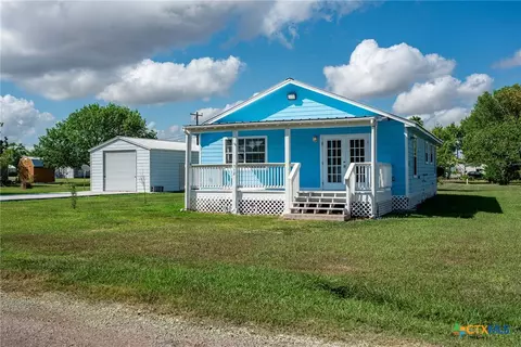 512 Mcdowell St, Austwell, TX 77950