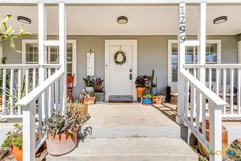 1299 Oakridge Dr, Blanco, TX 78606