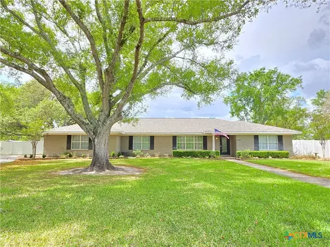 2101 Meadow Ln, El Campo, TX 77437