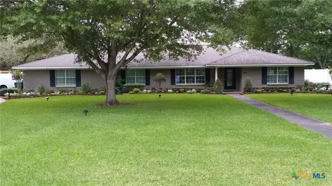 2101 Meadow Ln, El Campo, TX 77437