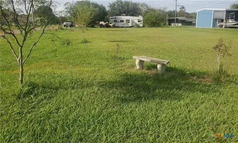 610 W Washington Ave, Seadrift, TX 77983