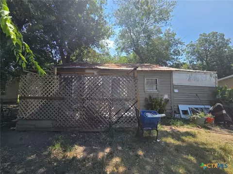 209 E Church St, Edna, TX 77957