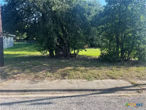 706 E 2nd St, Victoria, TX 77901