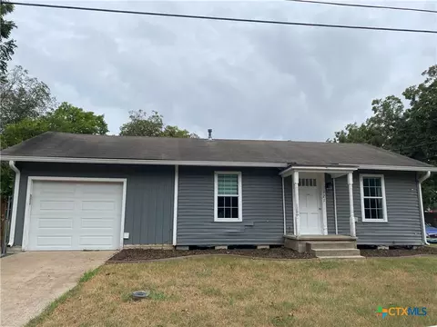 121 E 15th St, Shiner, TX 77984