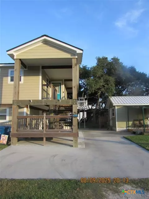 911 W Madison Ave, Port O'connor, TX 77982