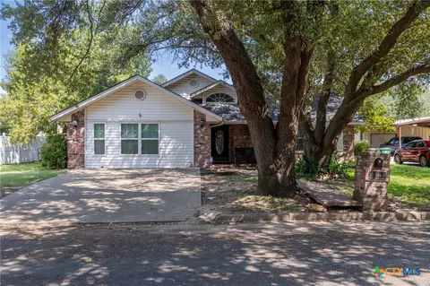 704 E 16th St, Cameron, TX 76520
