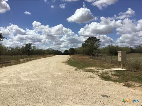 127 Country Acres Pr, Gonzales, TX 78629