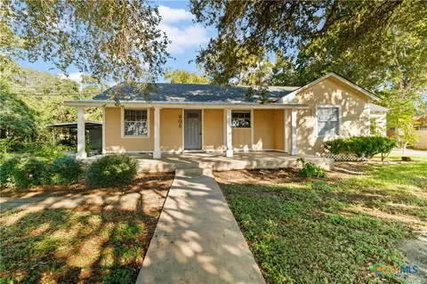 606 W Gayle St, Edna, TX 77957