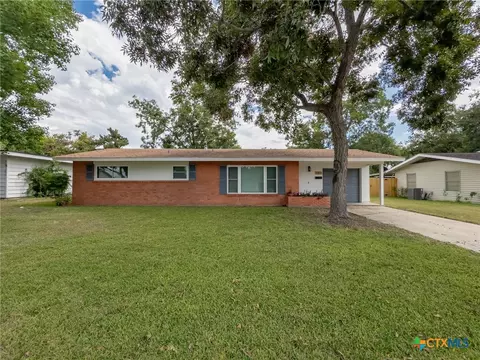 1003 Fern Ln, Victoria, TX 77904