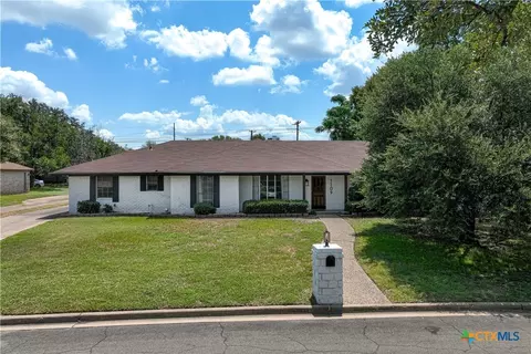 1109 Knotty Oaks Dr, Woodway, TX 76712