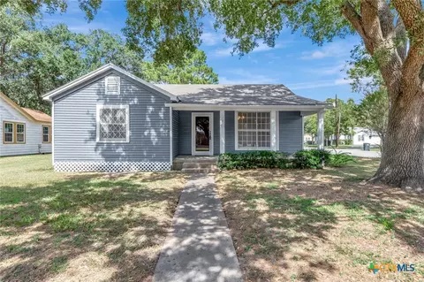 402 W Gayle St, Edna, TX 77957