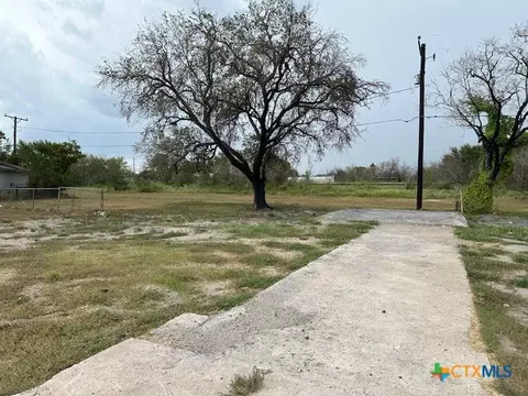 840 Hamilton St, Sinton, TX 78387