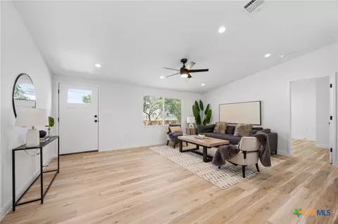 404 E Pecan St, Taylor, TX 76574 photo 4